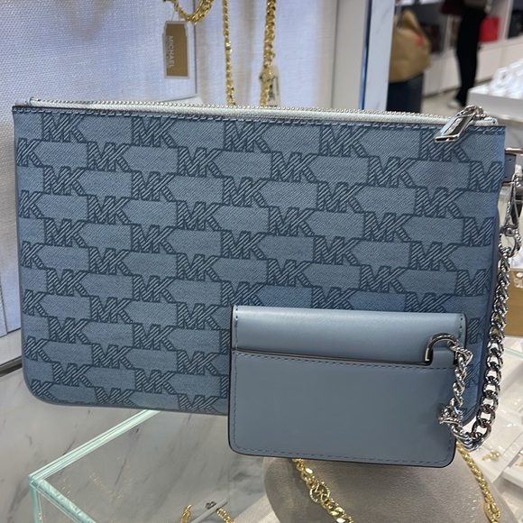 Michae Kors Jet Set Item Large Logo 2-in-1 Central Zip Wristlet
Pale Blue
NWT - Picture 10 of 16
